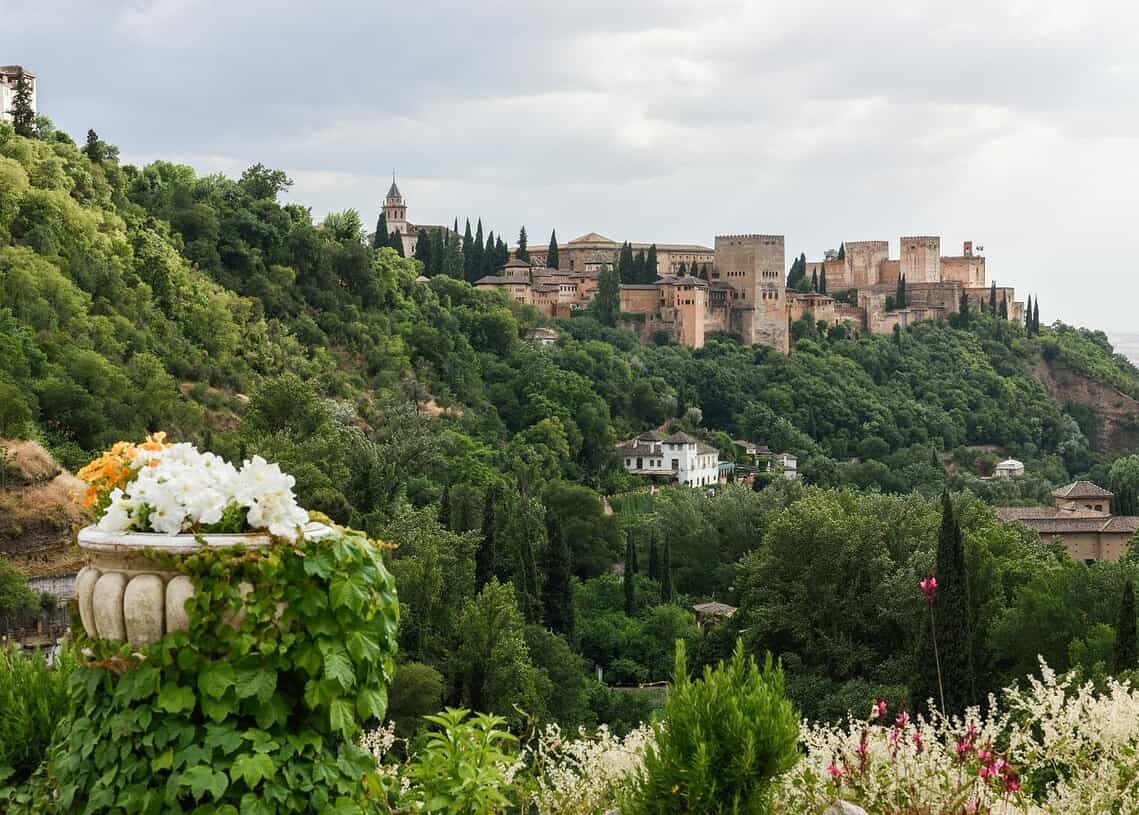 vista del famoso palazzo dell alhambra a granada dal quartiere sacromonte