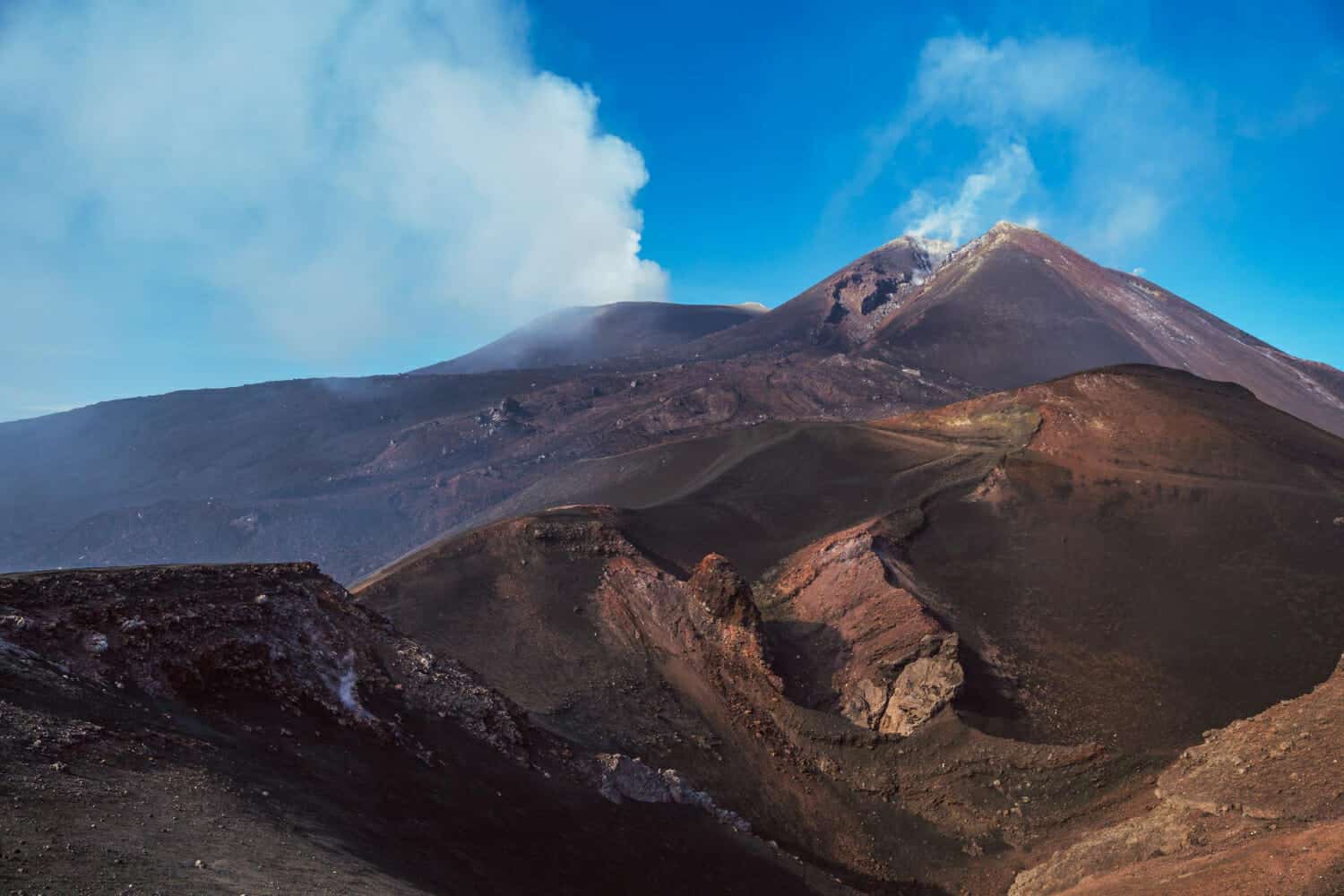 Esplosione ad alta intensità al vulcano Stromboli, Italia