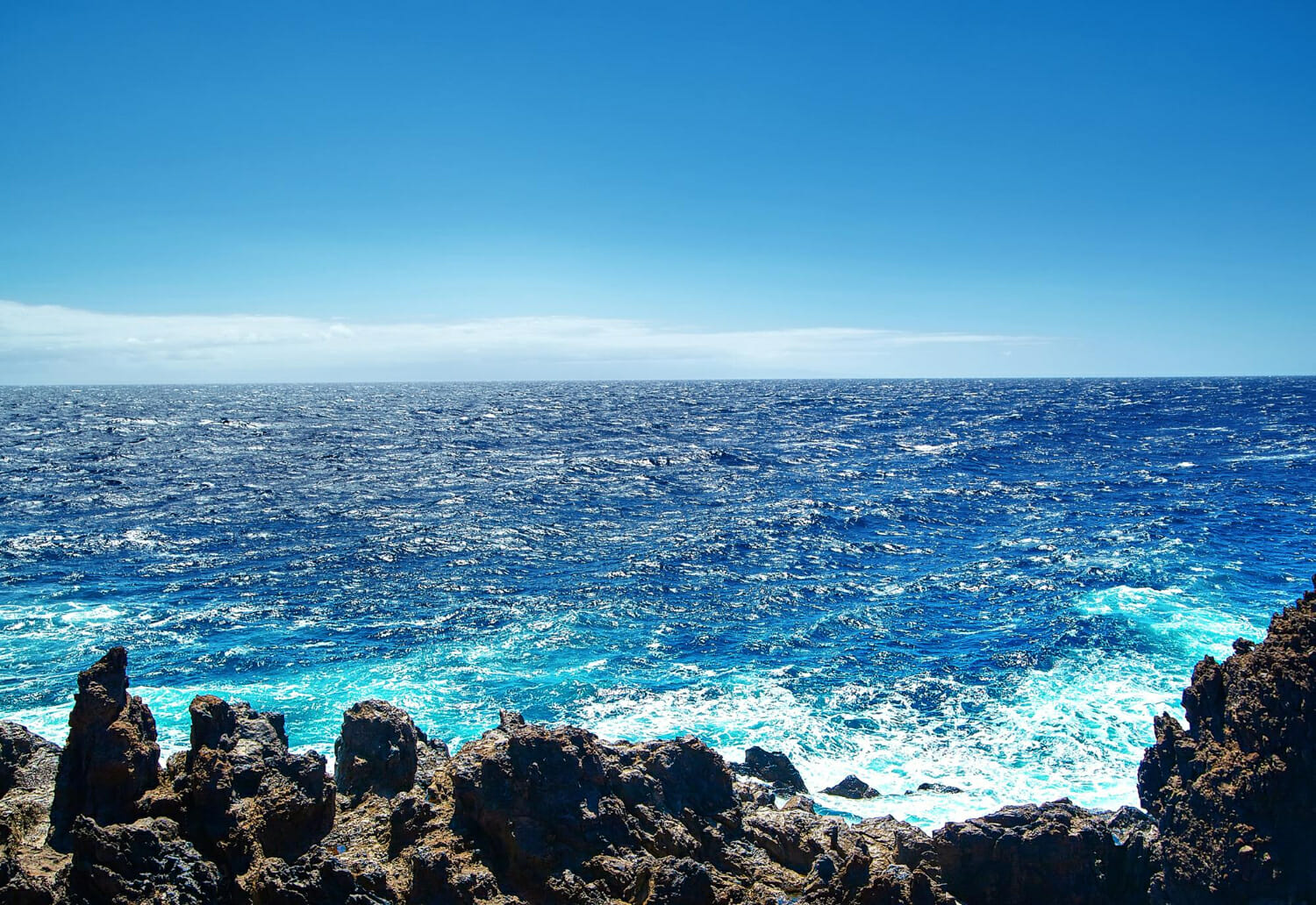 bella vista dalla scogliera della montagna verso l oceano con cielo blu e nuvole