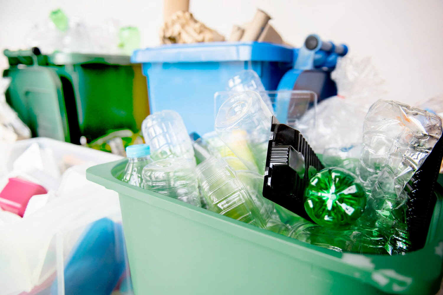 bottiglie di plastica usate nei cassonetti per il riciclaggio per la campagna della giornata della terra