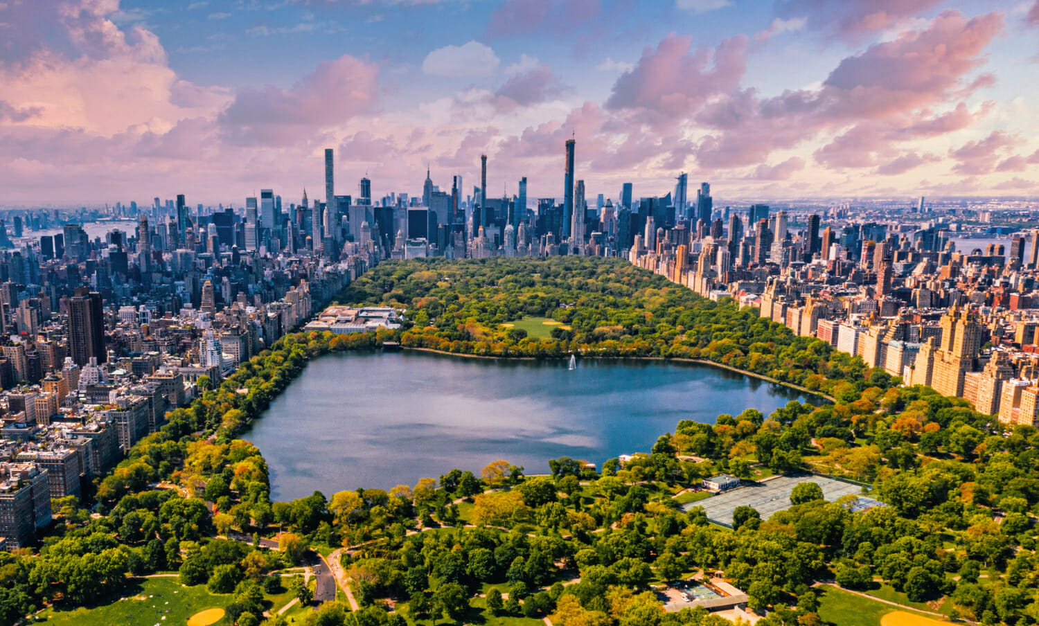 central park a manhattan new york un enorme bellissimo parco circondato da un grattacielo con un laghetto