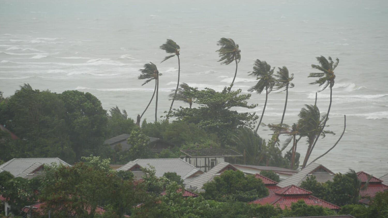 Ciclone tropicale Philippe porta piogge alluvionali ai Caraibi e sfida le previsioni meteo