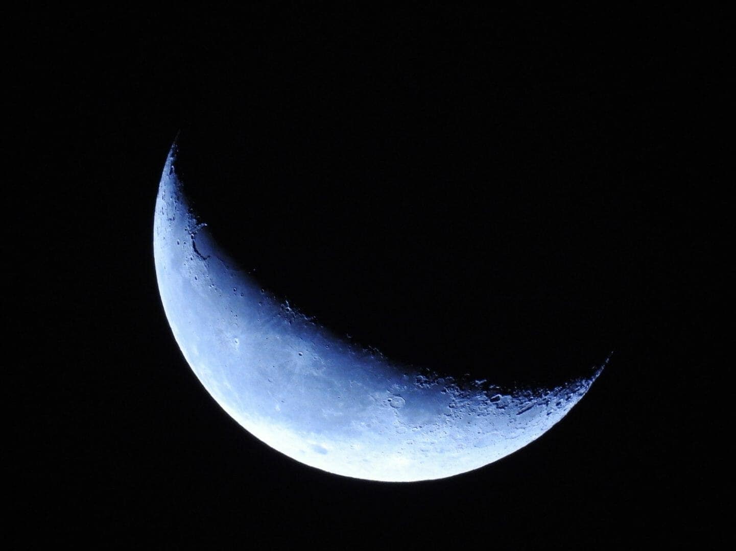 colpo aereo del primo piano di bella luna alla notte