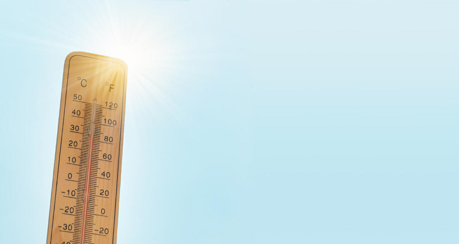 il termometro con cielo blu e sole misura la temperatura previsioni meteo riscaldamento globale