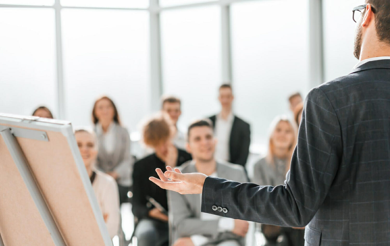 l uomo d affari retrovisore fa un rapporto nella sala conferenze
