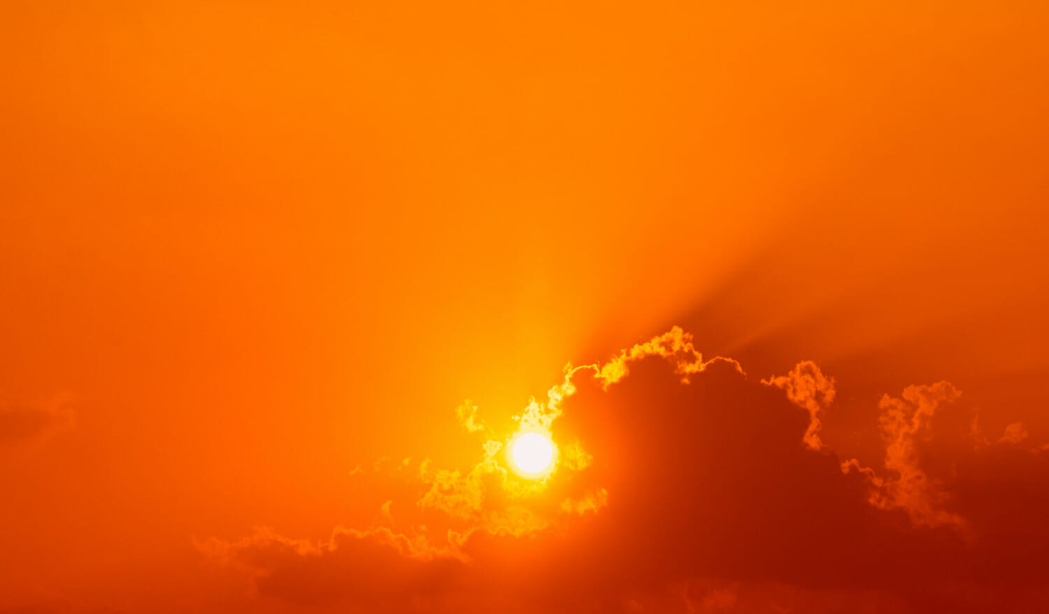 la bella luce del sole splende attraverso le nuvole prima del tramonto