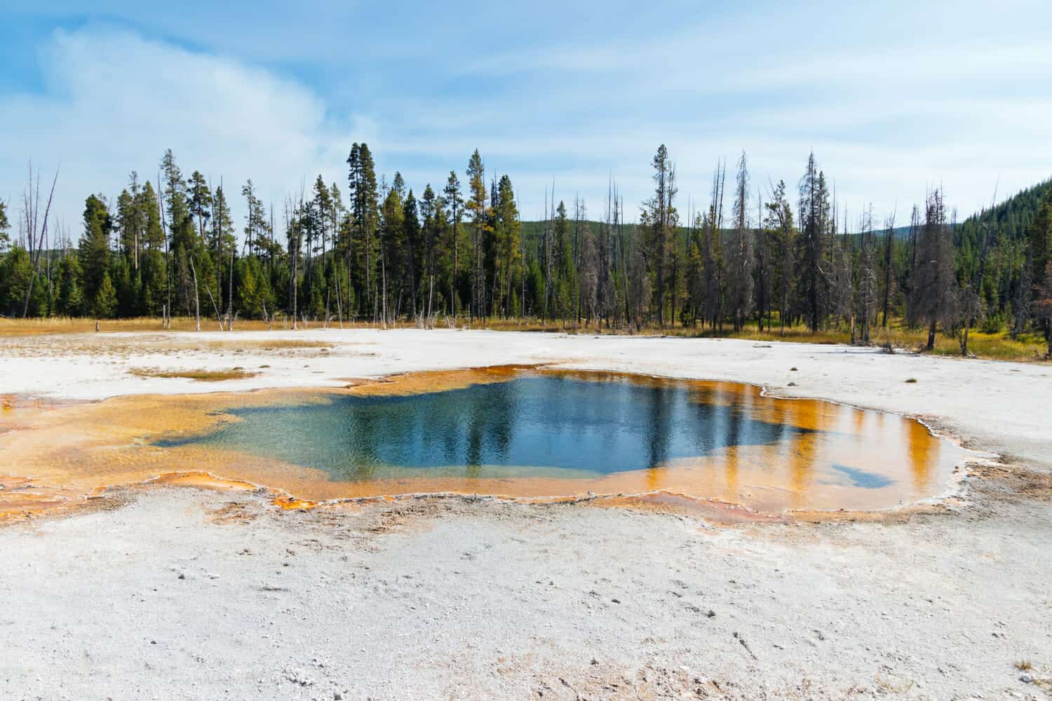 la emerald pool nel black sand geyser basin nel parco nazionale di yellowstone nel wyoming