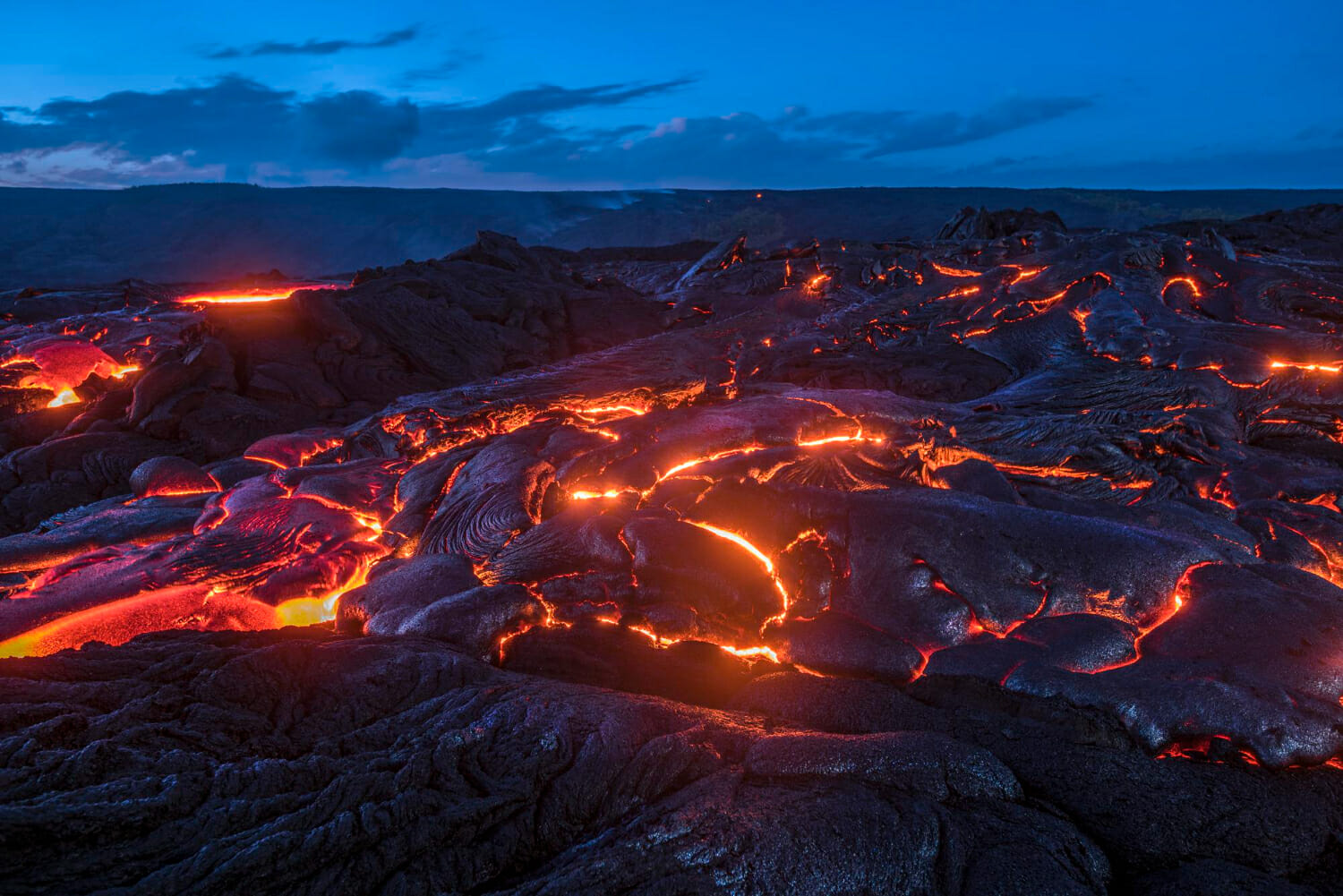 la lava del flusso superficiale fuoriesce dagli angoli e dalle fessure della lava secca durante un eruzione del vulcano kilauea