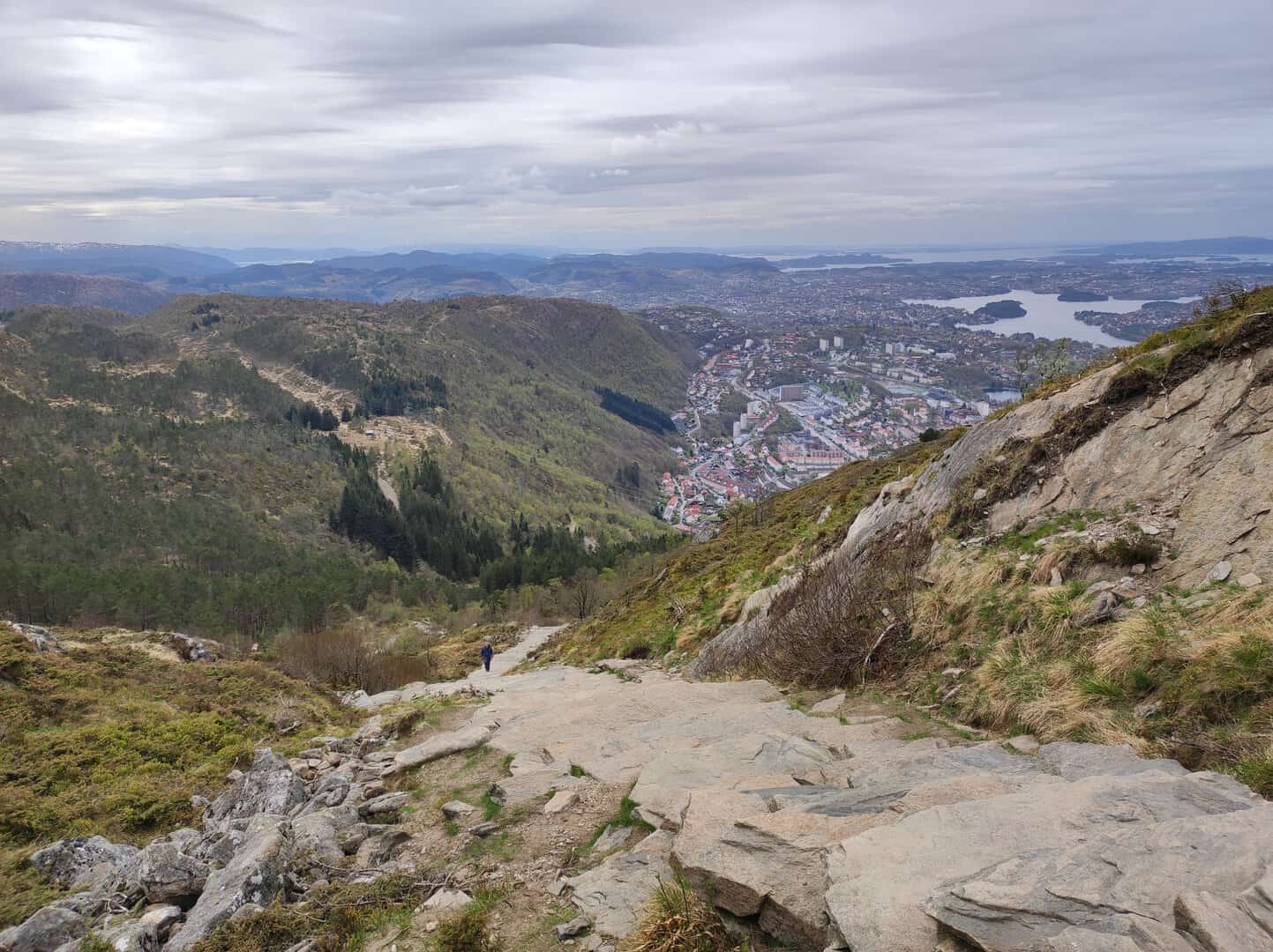 Un particolare trekking in Norvegia: salendo le scalinate per raggiungere i posti più panoramici