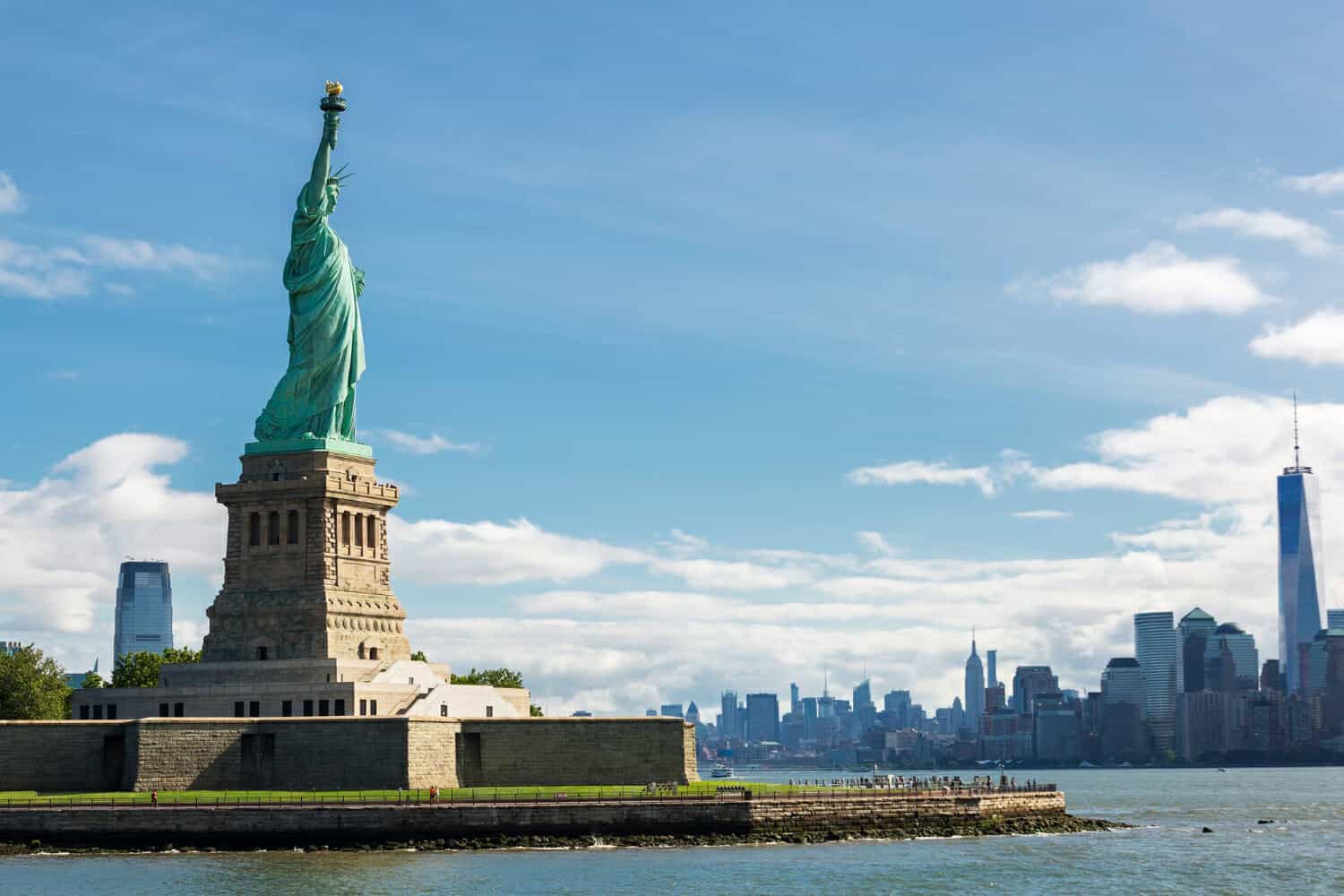statua della liberta e skyline di new york city usa
