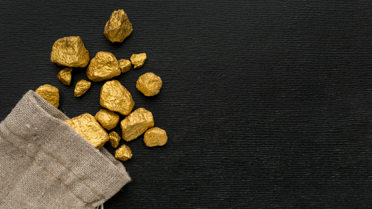 vista dall alto sacco di iuta con minerale d oro 1