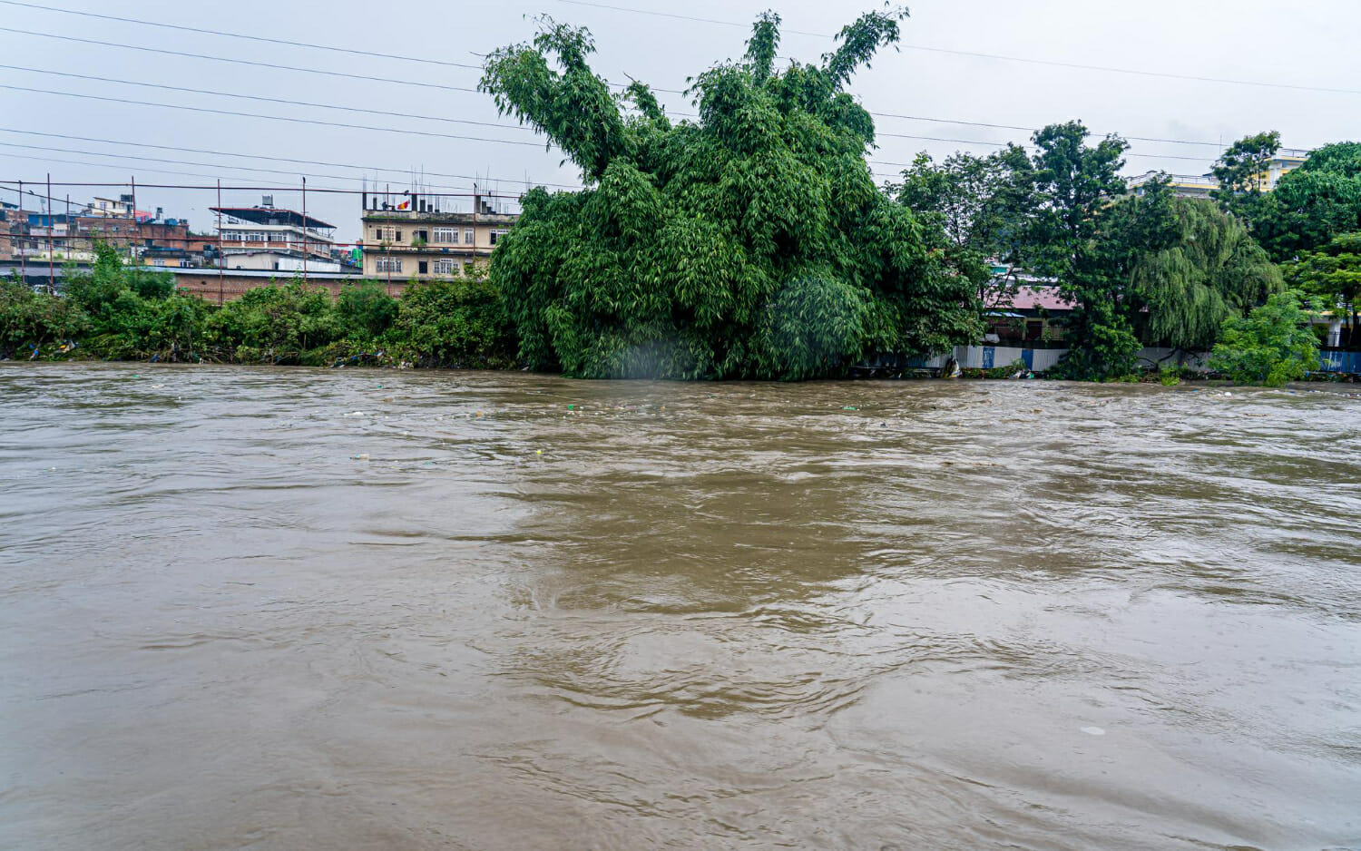 vista panoramica delle inondazioni monsoniche del fiume bagmati a kathmandu in nepal