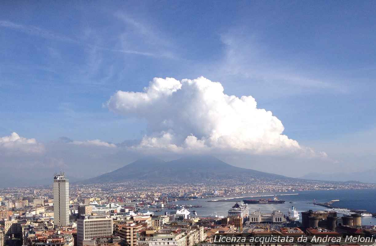 Meteo Napoli: nubi e piovaschi in arrivo, seguiti da cielo coperto