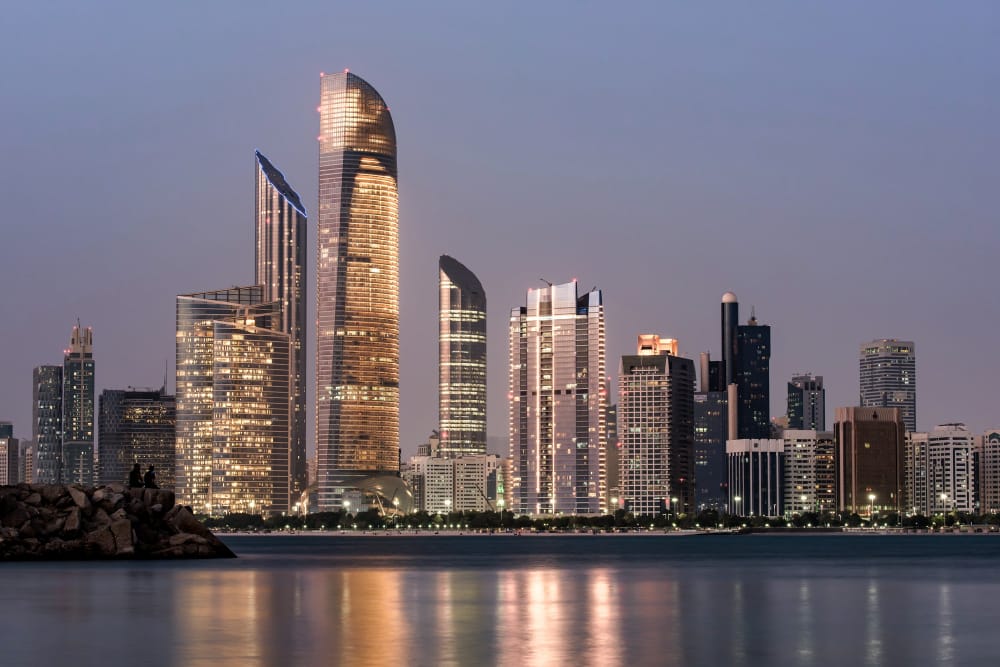 abu dhabi seascape con grattacieli