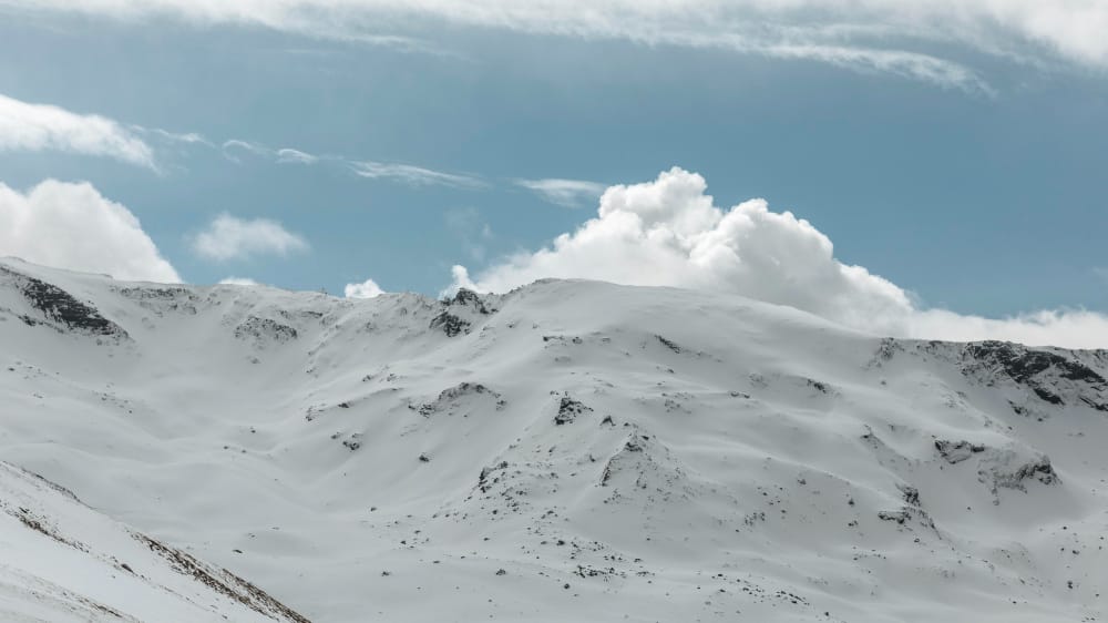 bellissimo paesaggio con montagne e nuvole