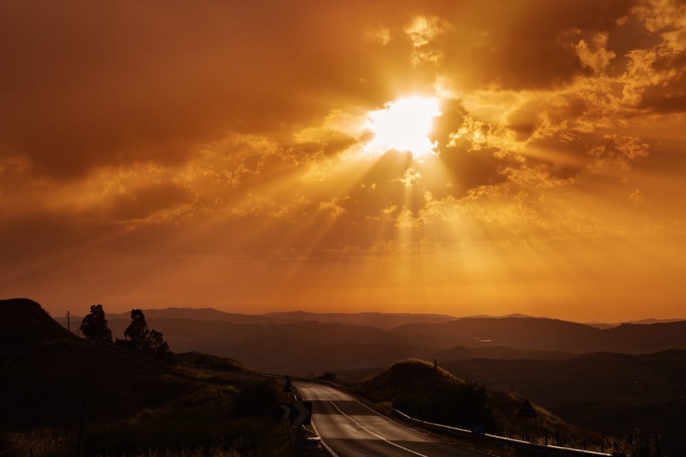 bellissimo paesaggio con sole e colline