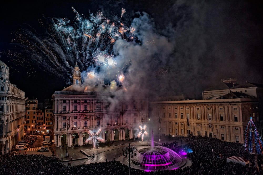 buon anno fuochi d artificio su sfondo nero a genova in italia