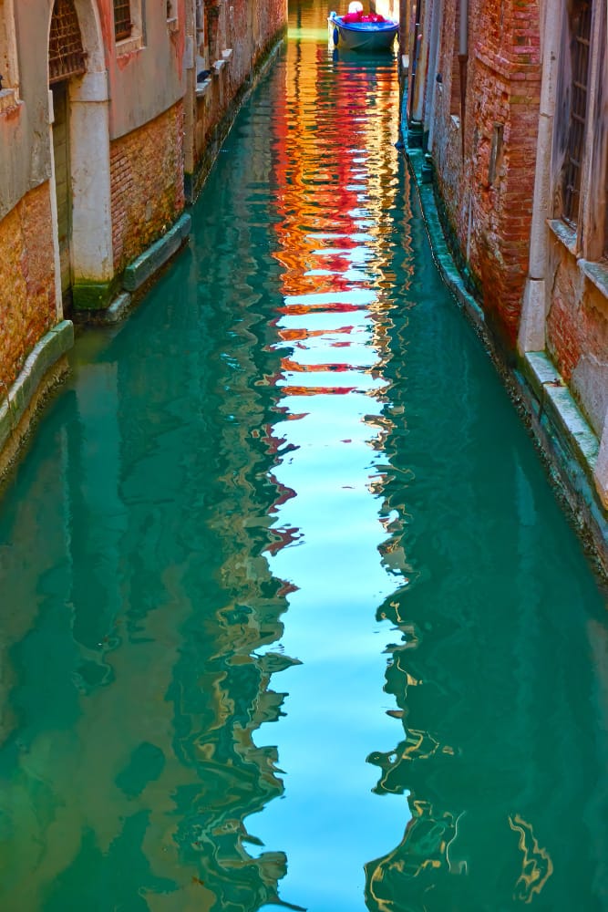 case e cielo si riflettono nell acqua del canale veinice