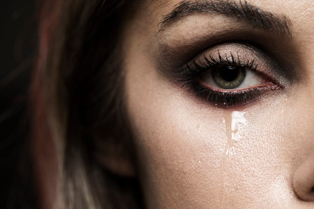 Le lacrime delle donne: la chimica che riduce l’aggressività maschile