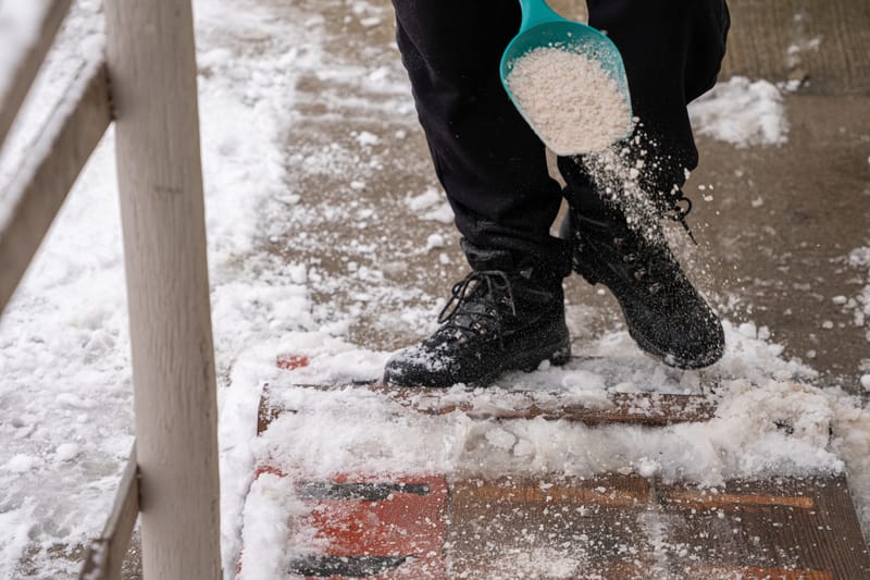 Perché il sale è usato per sciogliere la neve?