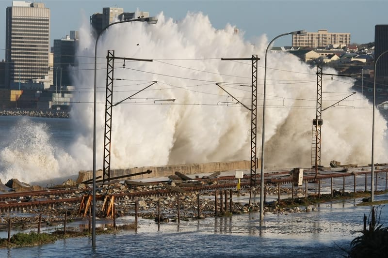 Onde catastrofiche allagano spiaggia in California causando inondazioni e correnti di risacca