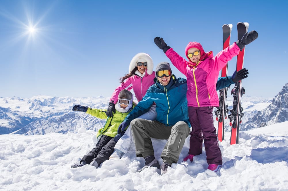 famiglia felice in vacanza invernale