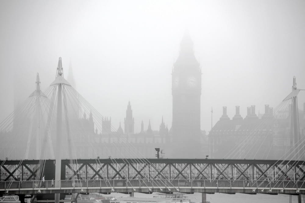 il big ben e il parlamento nella nebbia
