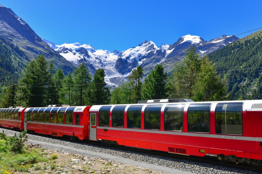 il treno di montagna bernina express ha attraversato le alpi