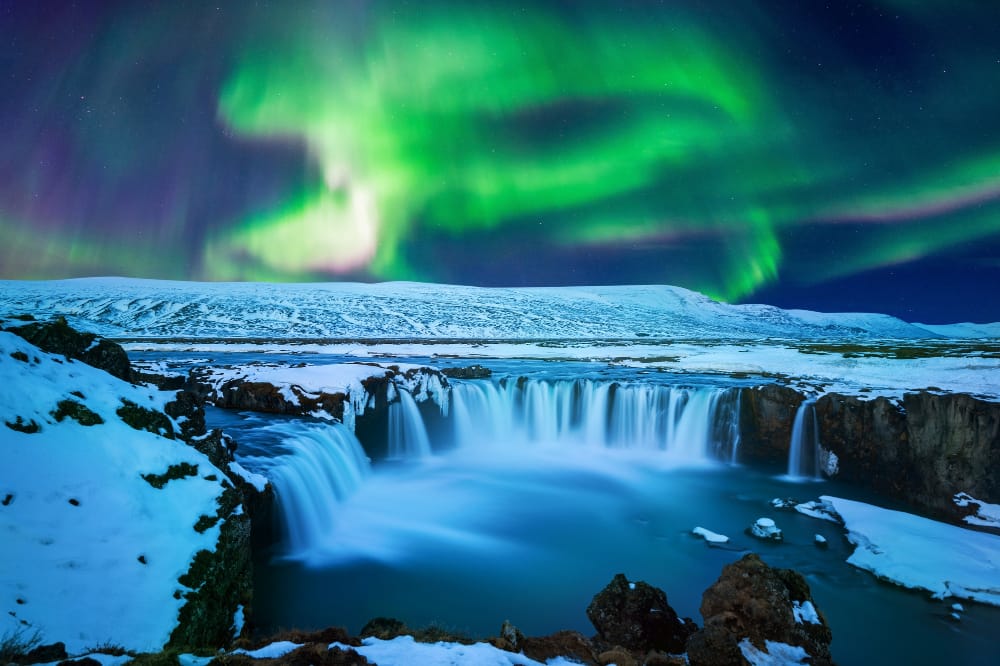 northern light aurora boreale alla cascata godafoss in inverno islanda