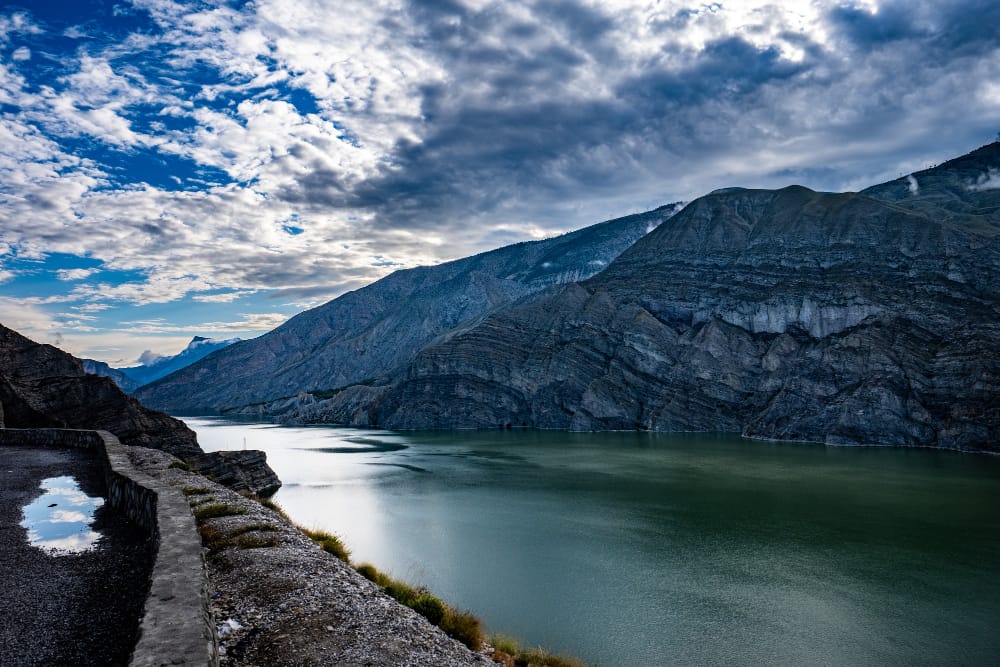 paesaggio affascinante del lago tortum a erzurum turchia