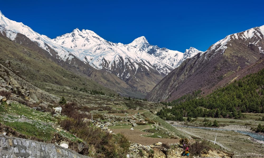 paesaggio delle montagne himalayane innevate vicino al villaggio di chitkul in kinnaur india