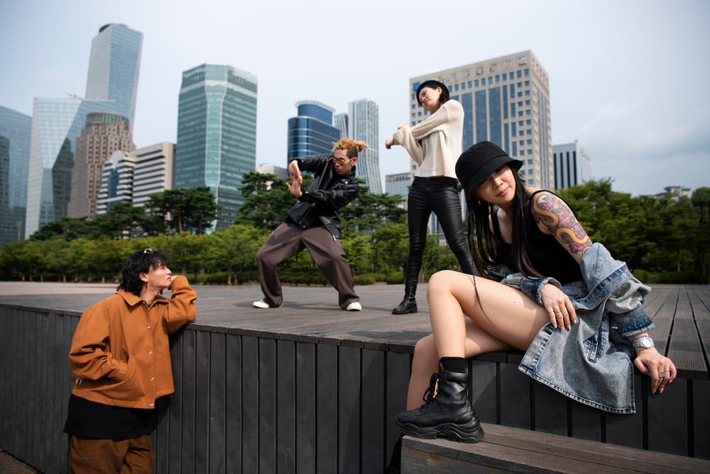 persone alla moda k pop nella scena urbana