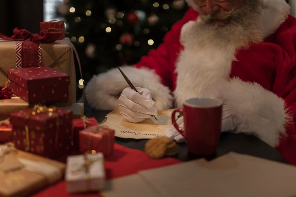 primo piano il babbo natale che scrive una lettera