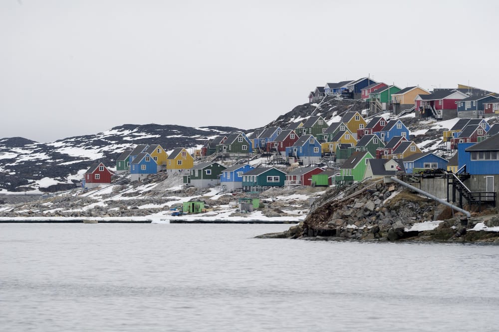 ripresa aerea di case colorate nella citta di aasiaat groenlandia
