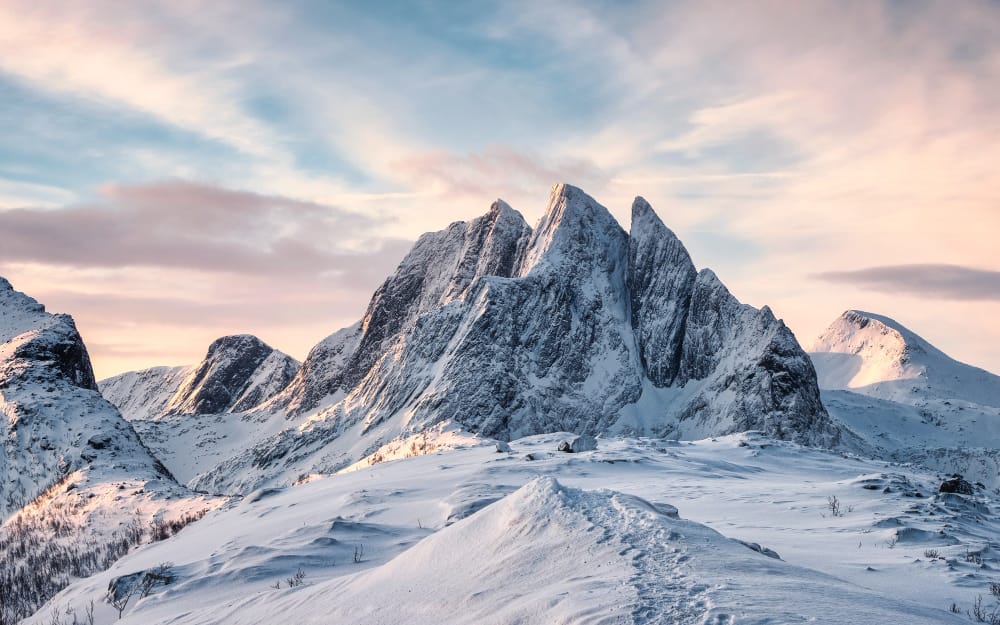scenario della maestosa montagna di neve