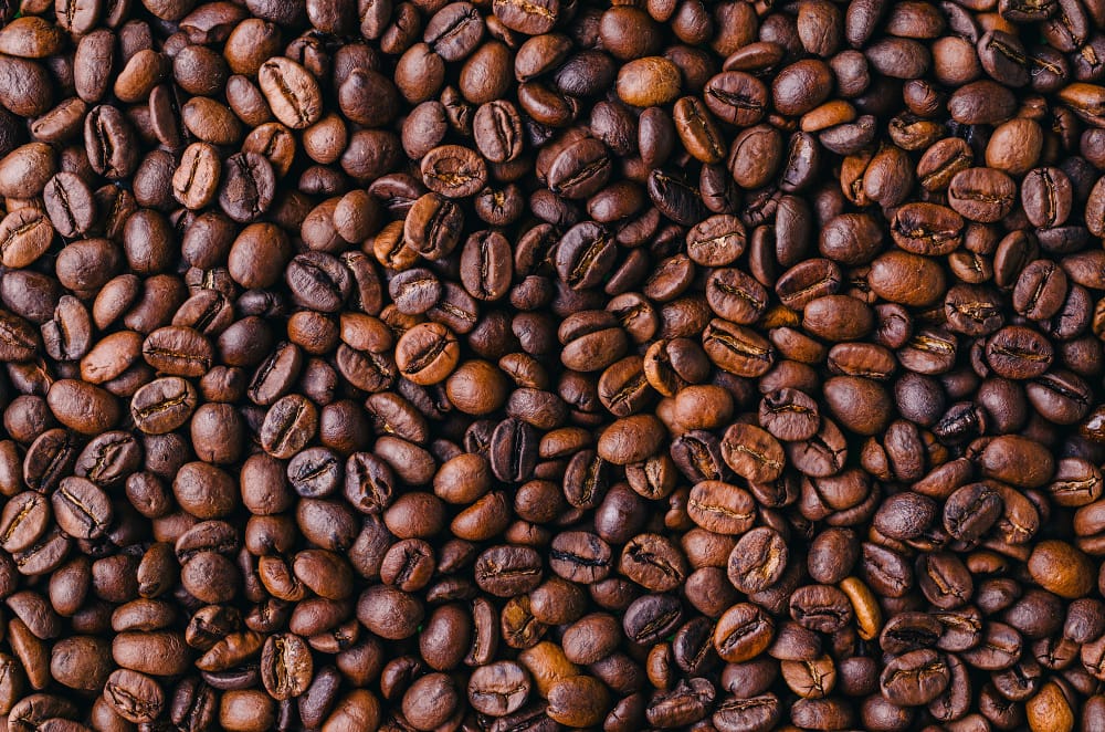 sfondo di chicchi di caffe marroni freschi tostati perfetto per una carta da parati fresca