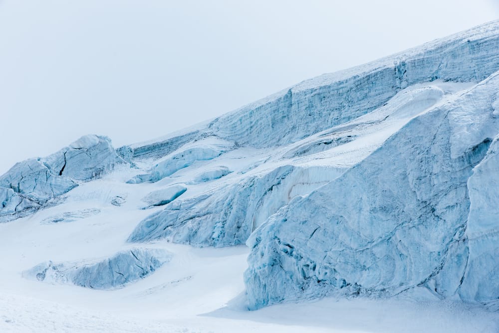splendido scenario di chiare montagne e colline innevate bianche
