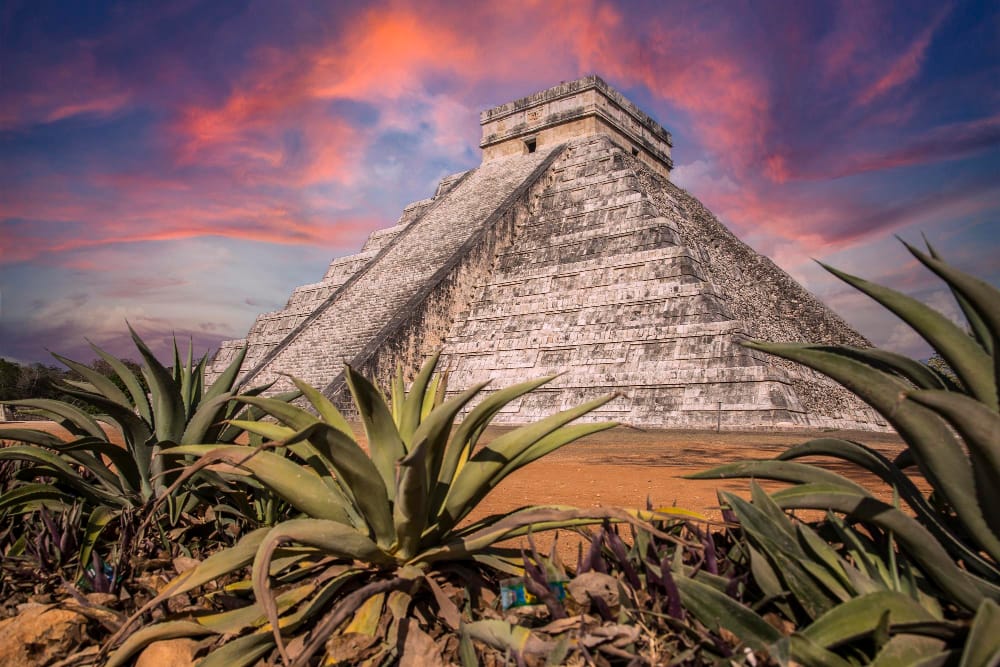 tramonto alla spettacolare piramide di chichen itza yucatan cancun in messico