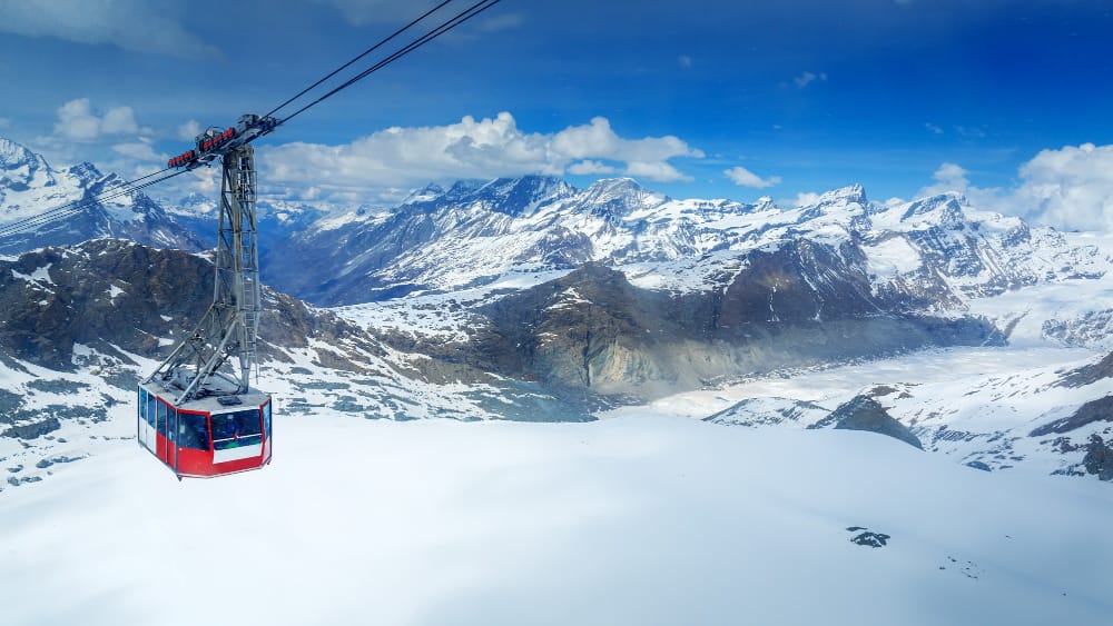 vista aerea del monte cervino innevato con ski house zermatt svizzera