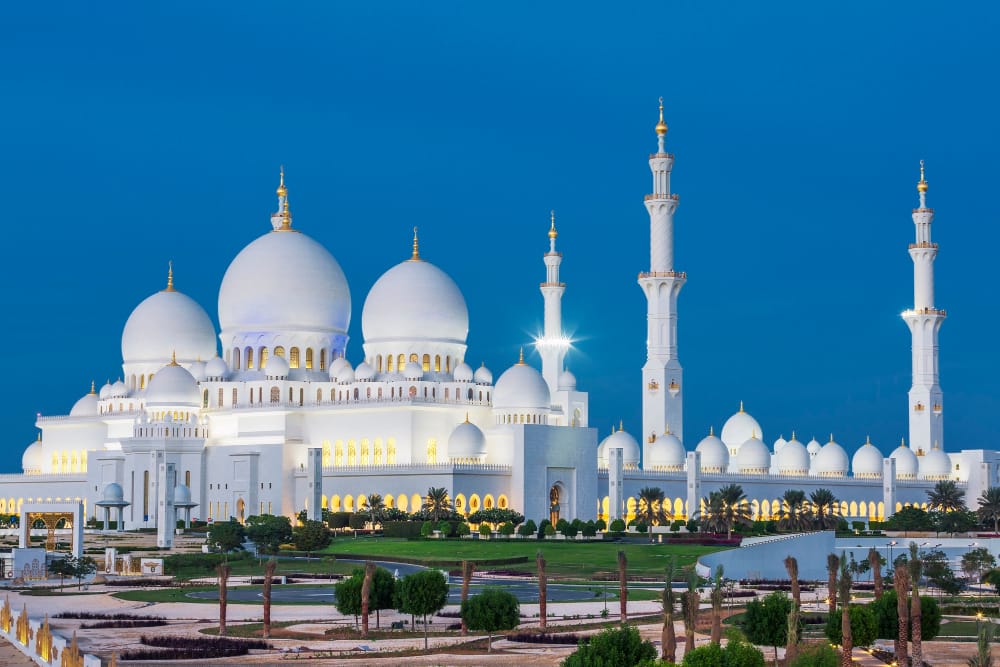 vista della famosa moschea sheikh zayed di abu dhabi di notte emirati arabi uniti