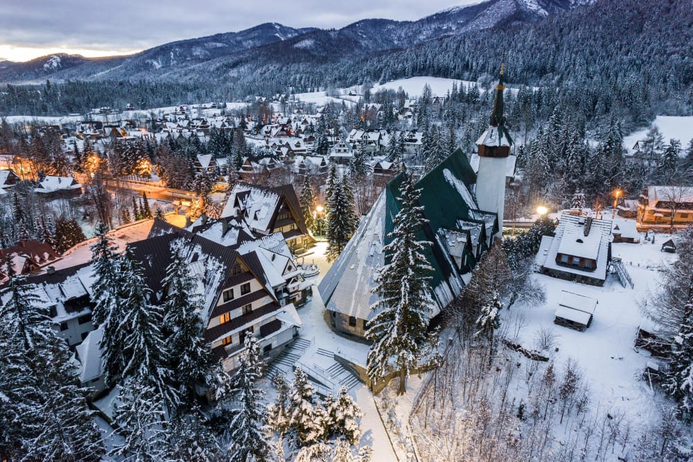 zakopane polonia vista aerea del drone del paesaggio innevato