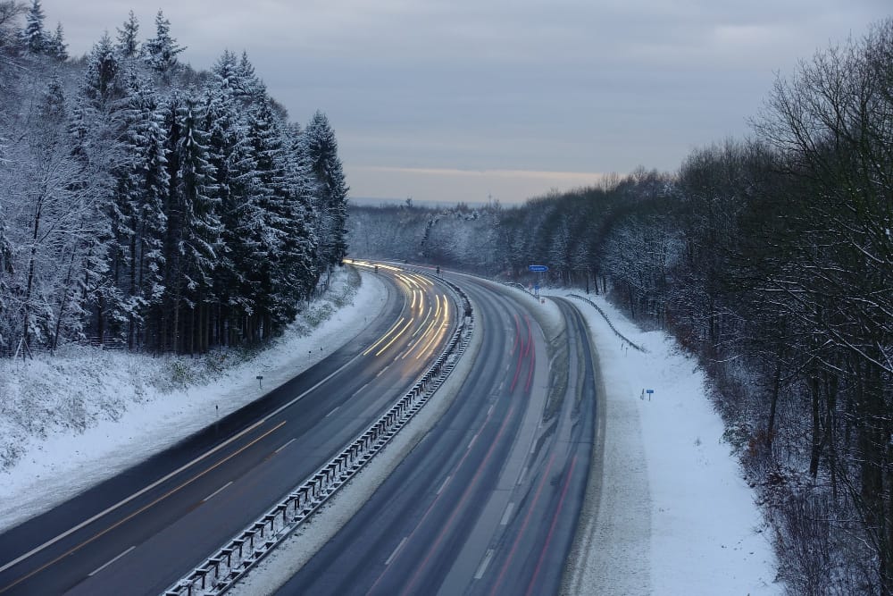 autostrada innevata al tramonto in germania