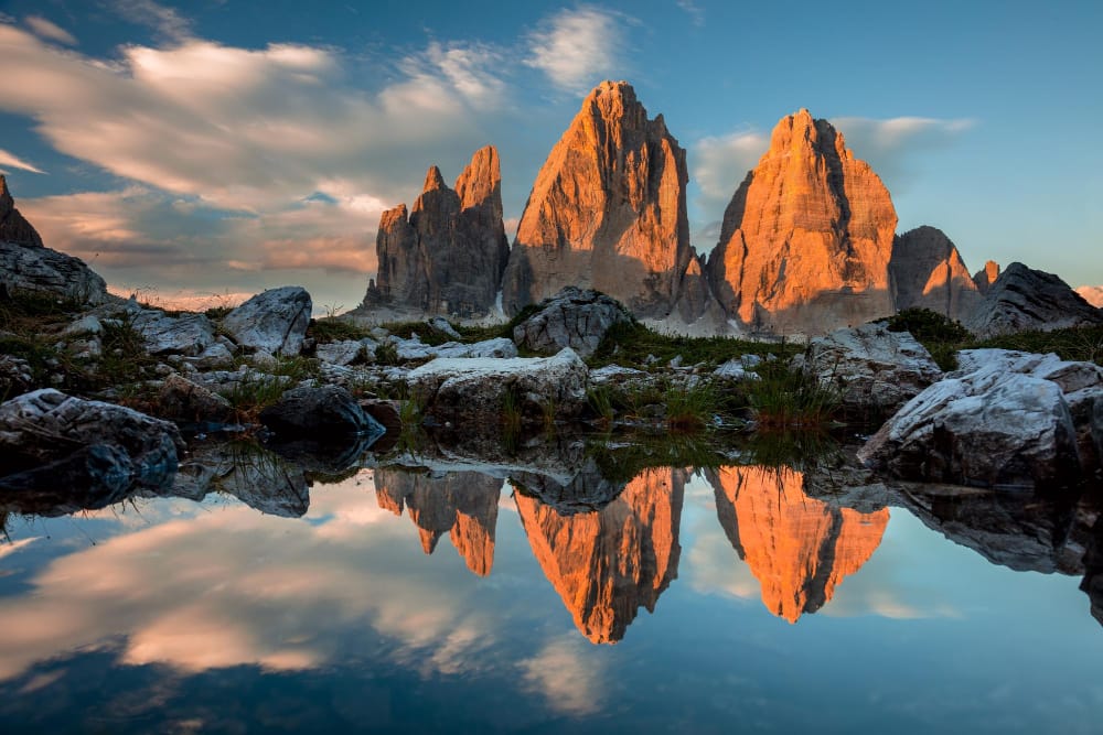 drei zinnen o tre cime di lavaredo con riflesso nel lago al tramonto dolomiti alto adige alpi italiane europa