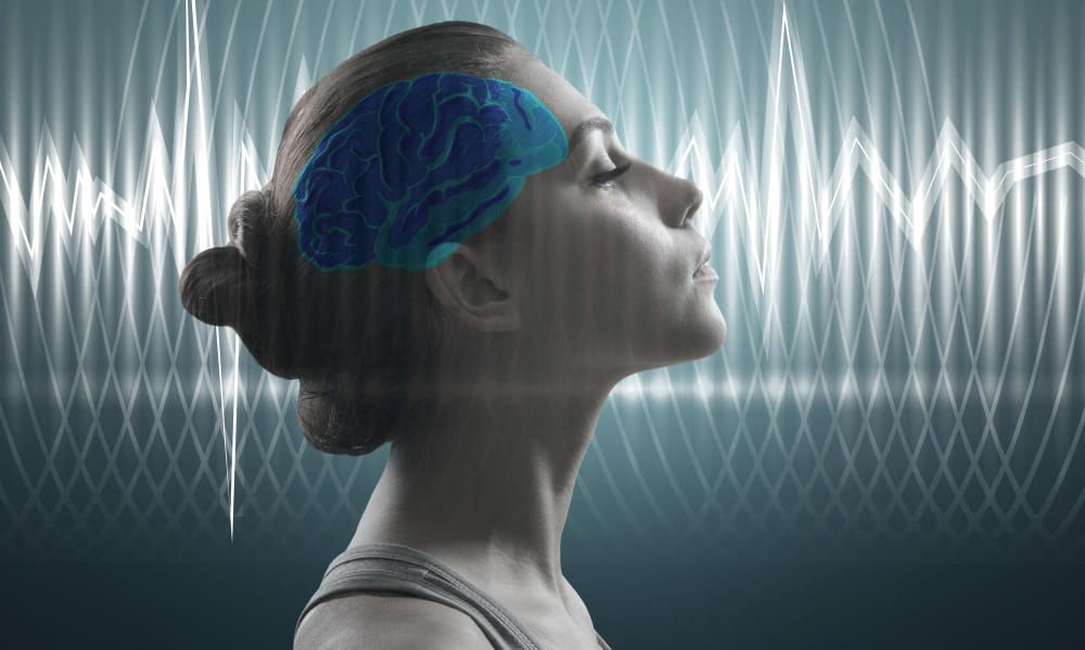giovane donna occhi chiusi e immagine del cervello1