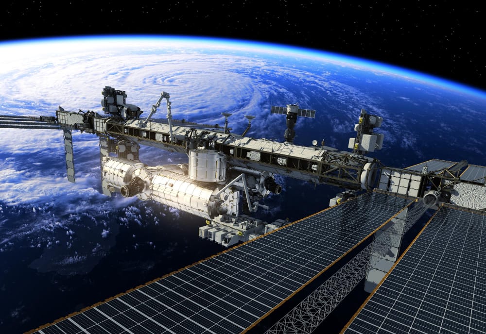 stazione spaziale internazionale che vola sopra il grande uragano
