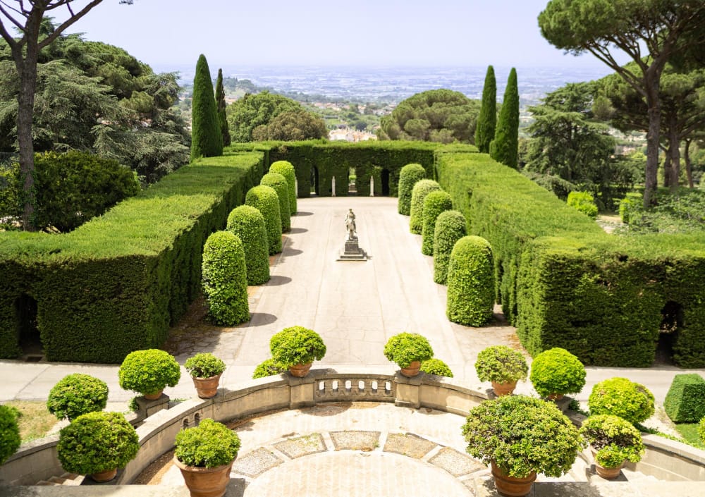 ville ponteficie castel gandolfo italia esterno della villa con statue in marmo e giardini su una siepe soleggiata