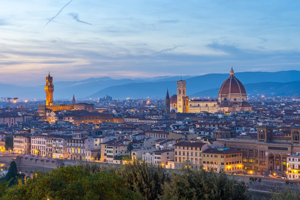 vista dello skyline della citta di firenze al crepuscolo in toscana italia