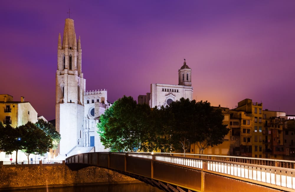vista notturna di girona catalogna spagna