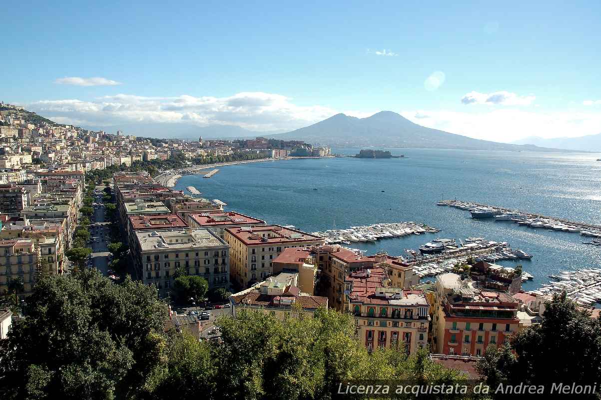 Previsione meteo Napoli: nuvolosità e rovesci in arrivo, attenzione al vento