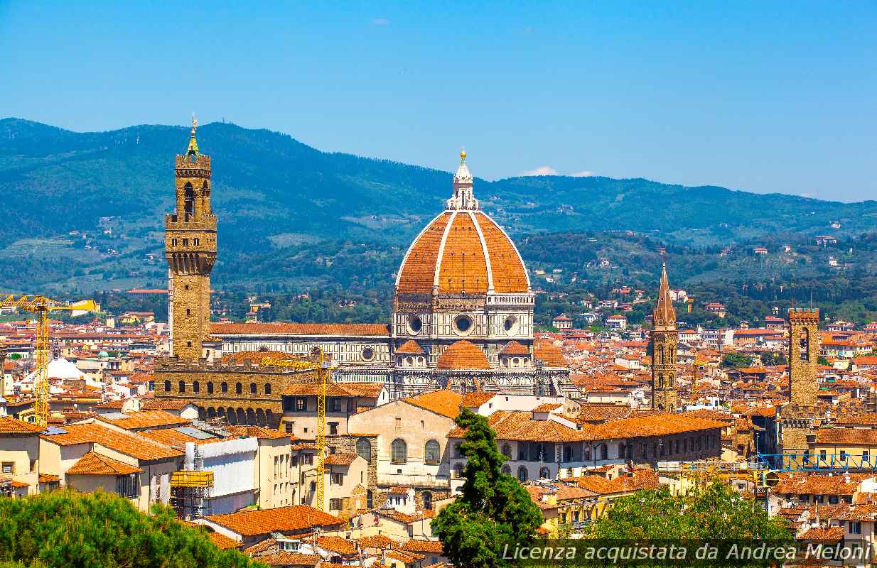 Previsione meteo Firenze: nubi sparse e vento, poi schiarite